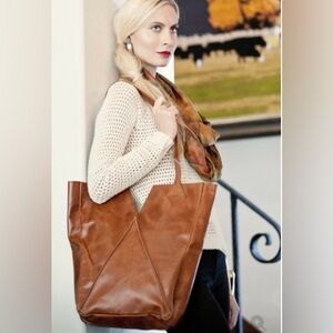 RAVEN AND LILY
AZEB GETAWAY TOTE - TAN